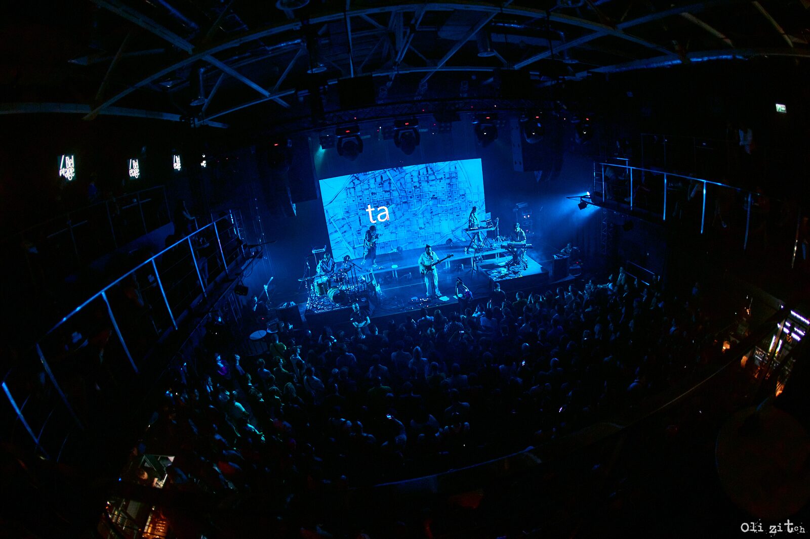 Full venue in blue light during the solo show